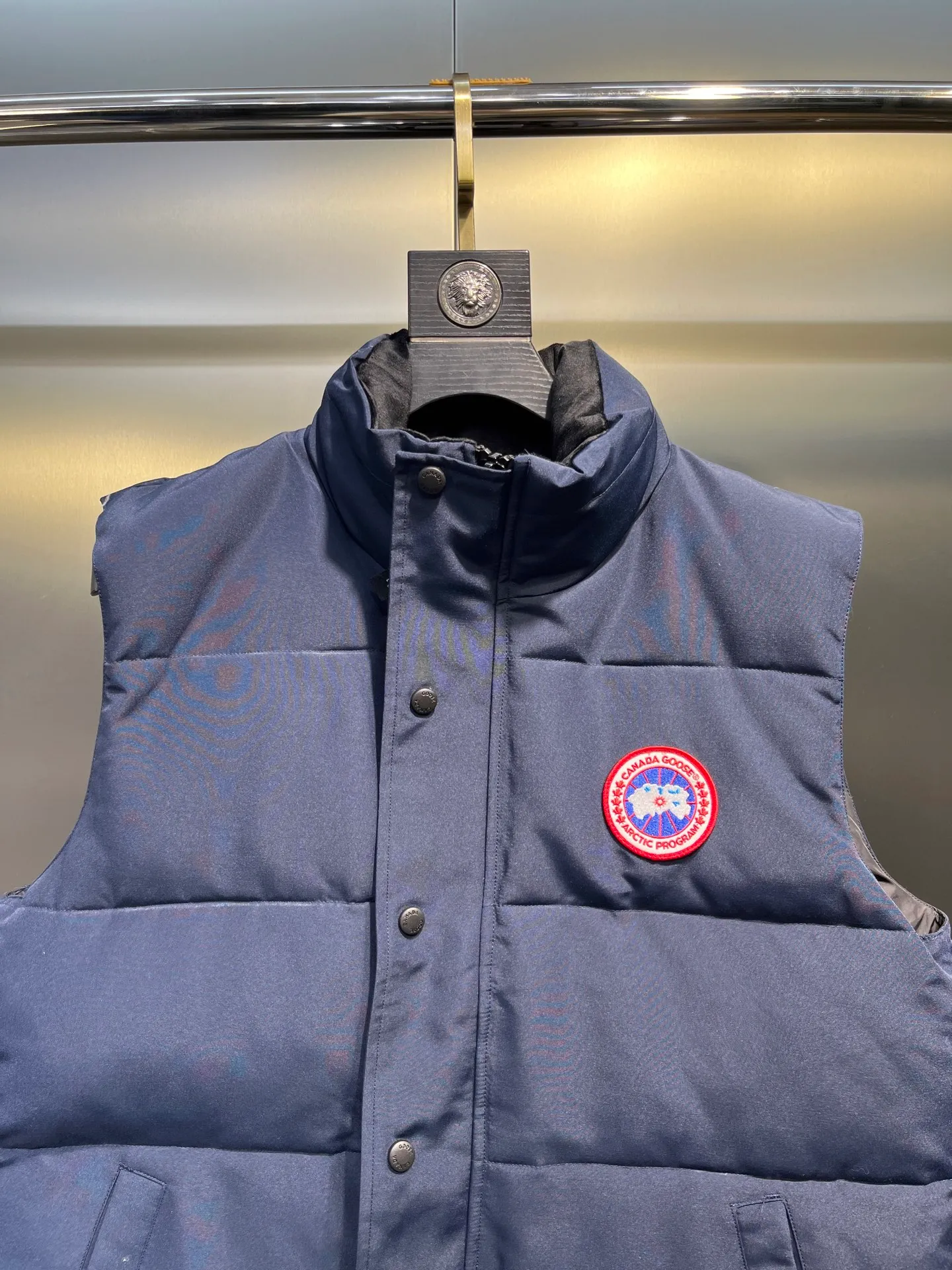 P380 🇨🇦Canada Goose""🇨🇦🌟 Garson down vest has always been recognized as the warmest down jacket. Various Instagram celebrities, Internet celebrities, and celebrities often wear it for street photos. I make Canada Goose every year, but I still can't get rid of my love for it. No matter how cold the days are, there is no need to be afraid, because there is! Filled with 90% white duck down, it is the legendary warmest down jacket and is known as a must-have for Arctic outdoor sports! The most popular down jacket in the world, celebrities are rushing to buy it, it is a must-have!  Size: XS to 2XL